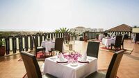 Maximum Golfreisen Webseite mit Robinson Club Agadir . Terasse mit Tischen