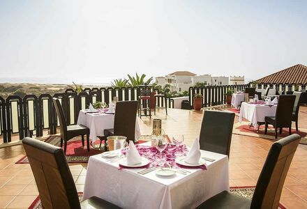 Maximum Golfreisen Webseite mit Robinson Club Agadir . Terasse mit Tischen