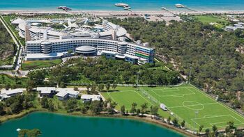 Sportanlagen-Fussballplatz von Cornelia Diamond Resort in Belek-Maximum Golfreisen