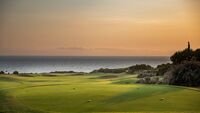 Golfreise nach Costa Navarino- Paphos-mit Informationen und Beschreibungen der Golfplätze-Grün bei Sonnenuntergang