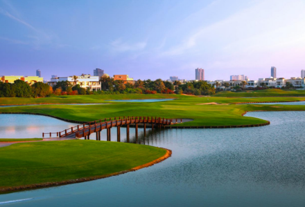 he Montgomerie" Golf Club-Golfreise Informationen über Vereinigte Arabische Emirate-Dubai-Brücke am See
