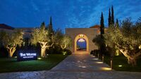 Maximum Golfreisen Reiseangebote Griechenland, The Westin Costa Navarino, das Hotel und Eingangstor