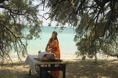 Bulgarien-Thracian Cliffs Golf & Beach Resort-Massage am Strand