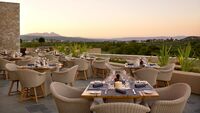 Maximum Golfreisen Reiseangebote Griechenland, The Westin Costa Navarino, Die Terasse mit Tischen
