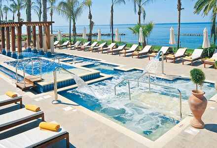 Pool-Landschaft von Alexander The Great Beach Hotel in Paphos-Maximum Golfreisen