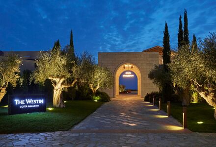 Maximum Golfreisen Reiseangebote Griechenland, The Westin Costa Navarino, das Hotel und Eingangstor