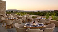 Maximum Golfreisen Reiseangebote Griechenland, The Westin Costa Navarino, Die Terasse mit Tischen