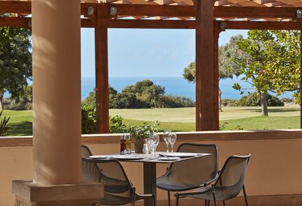 Die Terasse des Restaurants in Aphrodite Hills Hotel-Maximum Golfreisen