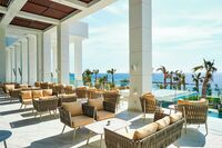 Sonnen und Entspannen auf der Terrasse von Amavi Hotel-Maximum Golfreisen