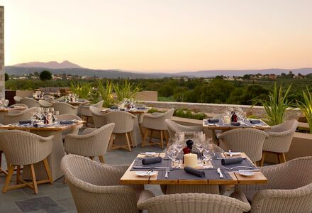 Maximum Golfreisen Reiseangebote Griechenland, The Westin Costa Navarino, Die Terasse mit Tischen
