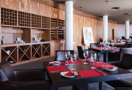 Maximum-Golfreisen-Bulgarien-Lighthouse-Restaurant mit Tischen