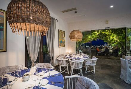 Bulgarien-Thracian Cliffs Golf & Beach Resort-Restaurant-Teller und Gläser auf Tischen