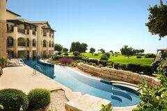 Das Hotel und das Pool von Aphrodite Hills Hotel-Maximum Golfreisen