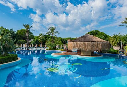 Golf in Belek-Gloria Golf Resort-Pool und Landschaft-Maximum Golfreisen