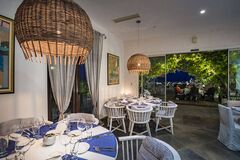 Bulgarien-Thracian Cliffs Golf & Beach Resort-Restaurant-Teller und Gläser auf Tischen