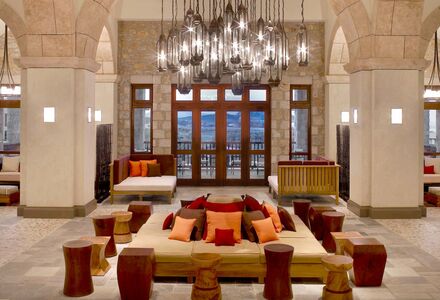 Maximum Golfreisen Reiseangebote Griechenland, The Westin Costa Navarino, Hotel Lobby und Sitzmöbel