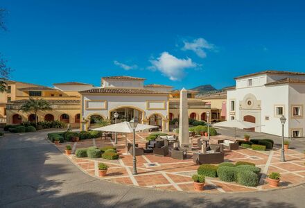 Golfurlaub-Steigenberger-Mallorca_Hotel_Resort_Public_Plaza_Otzoup-Maximum-Golfreisen