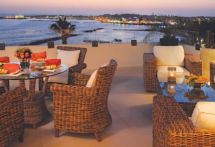 Die Terrasse mit gemütlichen Sitzgarnituren in Alexander The Great Beach Hotel in Paphos