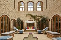 Der Hof im Hotel Aphrodite Hills in Zypern - Maximum Golfreisen