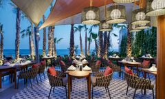 Das Restraurant sowie zypriotisch-griechisches Essen in Hotel Amavi-Maximum Golfreisen