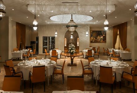 Maximum Golfreisen, Marokko/Agadir, Tikida Golf Palace-das Restaurant für Dinner mit gedeckten Tischen
