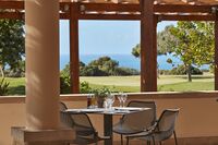 Die Terasse des Restaurants in Aphrodite Hills Hotel-Maximum Golfreisen