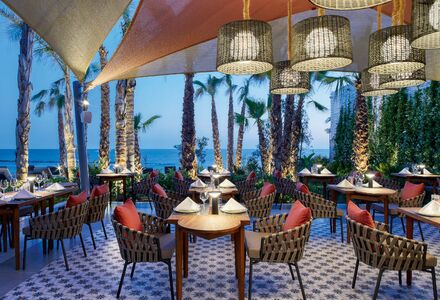 Das Restraurant sowie zypriotisch-griechisches Essen in Hotel Amavi-Maximum Golfreisen