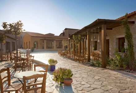 Maximum Golfreisen Reiseangebote Griechenland, The Westin Costa Navarino, Dorfplatz mit Tischen