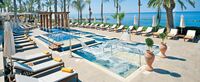 Pool-Landschaft von Alexander The Great Beach Hotel in Paphos-Maximum Golfreisen