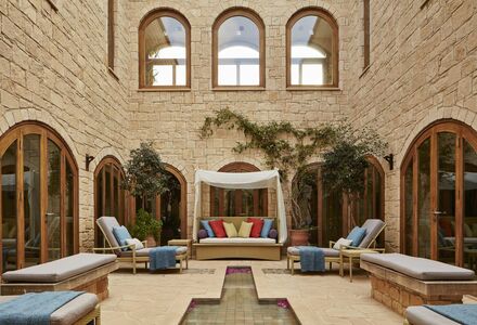 Der Hof im Hotel Aphrodite Hills in Zypern - Maximum Golfreisen
