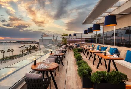Die Terrasse in Hotel Amavi mit Meerblick in Mittelmeer Insel Zypern-Maximum Golfreisen