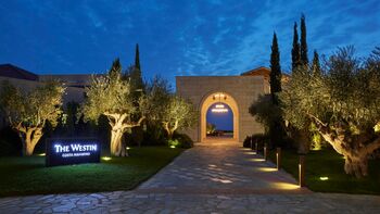 Maximum Golfreisen Reiseangebote Griechenland, The Westin Costa Navarino, das Hotel und Eingangstor