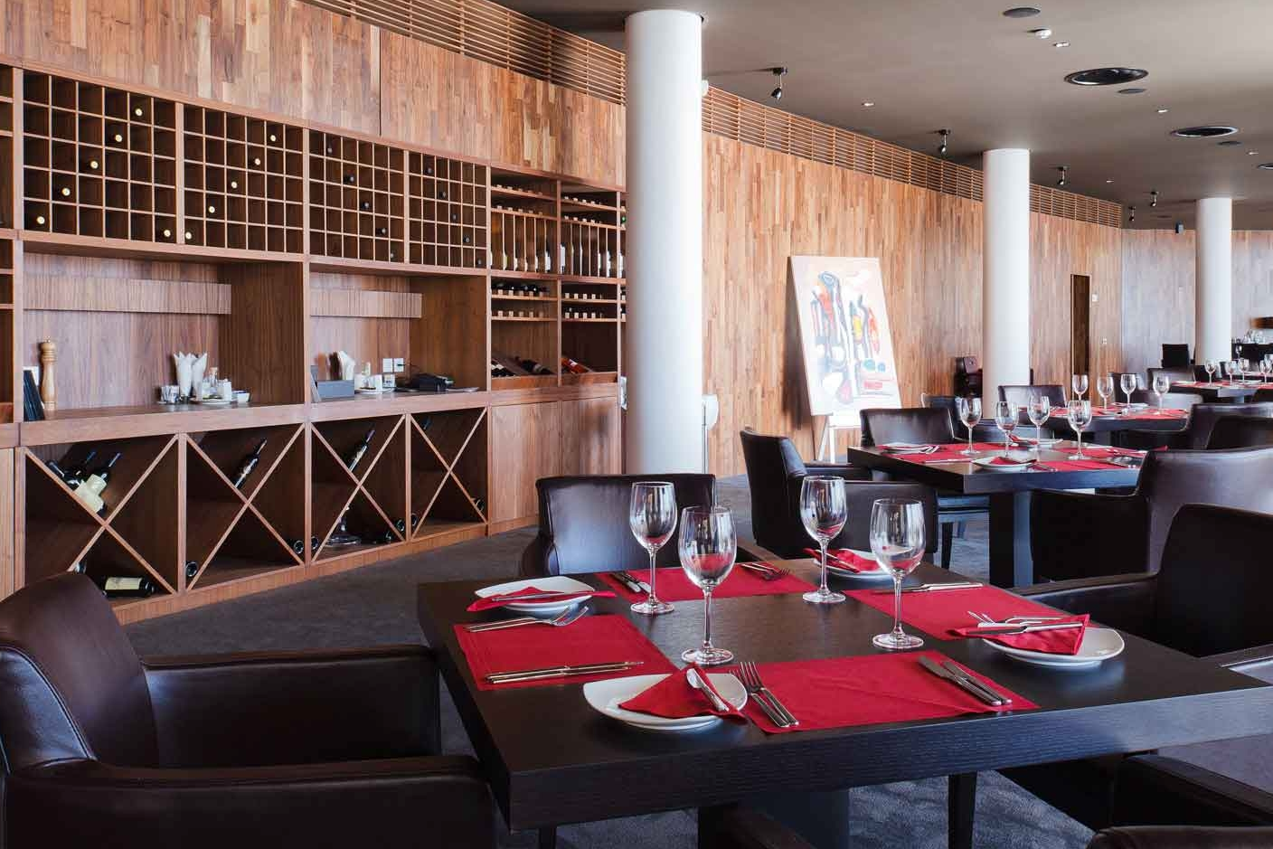 Golf in Bulgarien von Bulgarien Experten schnell und günstig bei Reisebüro Maximum Golf zu buchen Maximum-Golfreisen-Bulgarien-Lighthouse-Restaurant mit Tischen