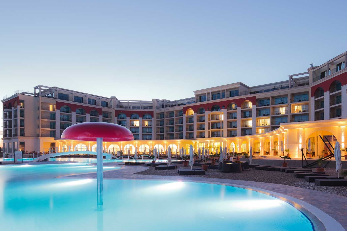 Golf in Bulgarien von Bulgarien Experten schnell und günstig bei Reisebüro Maximum Golf zu buchen Maximum-Golfreisen-Bulgarien-Lighthouse-Pool und Hotel