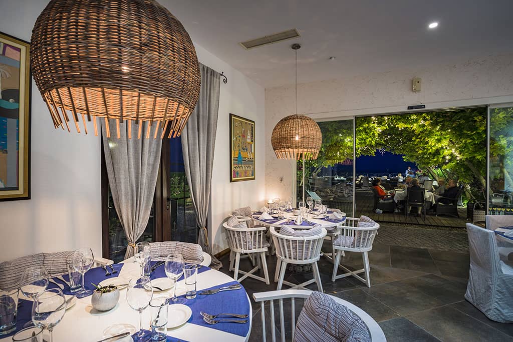 Bulgarien-Thracian Cliffs Golf & Beach Resort-Restaurant-Teller und Gläser auf Tischen