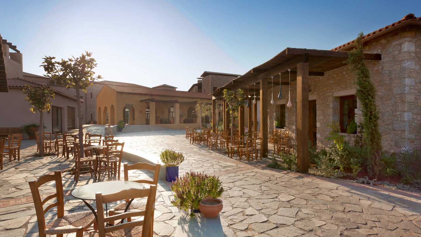 Maximum Golfreisen Reiseangebote Griechenland, The Westin Costa Navarino, Dorfplatz mit Tischen