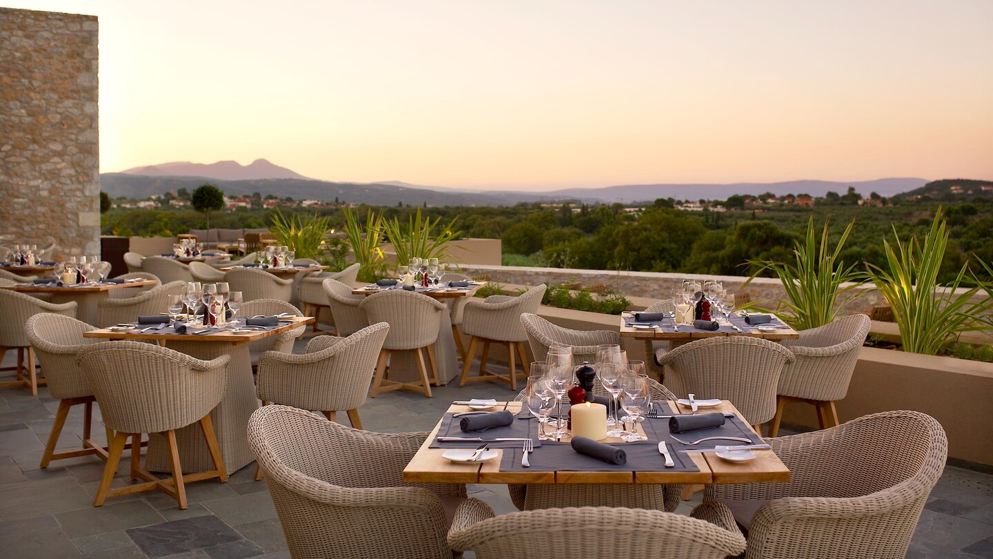Maximum Golfreisen Reiseangebote Griechenland, The Westin Costa Navarino, Die Terasse mit Tischen