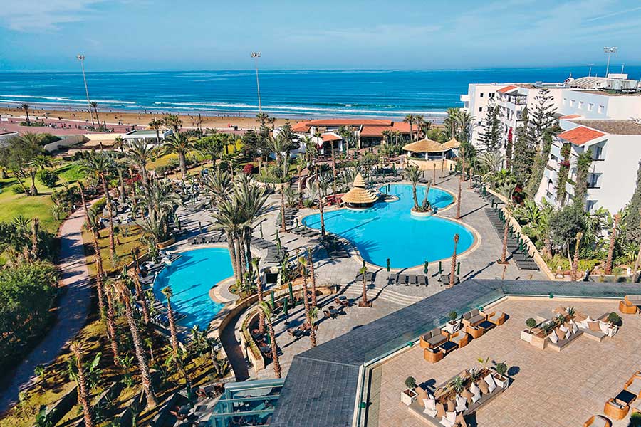 Maximum Golfreisen, Marokko/Agadir, RIU Tikida Beach-Hotel, Übersichtsfoto mit Pool und Garten und das Meer