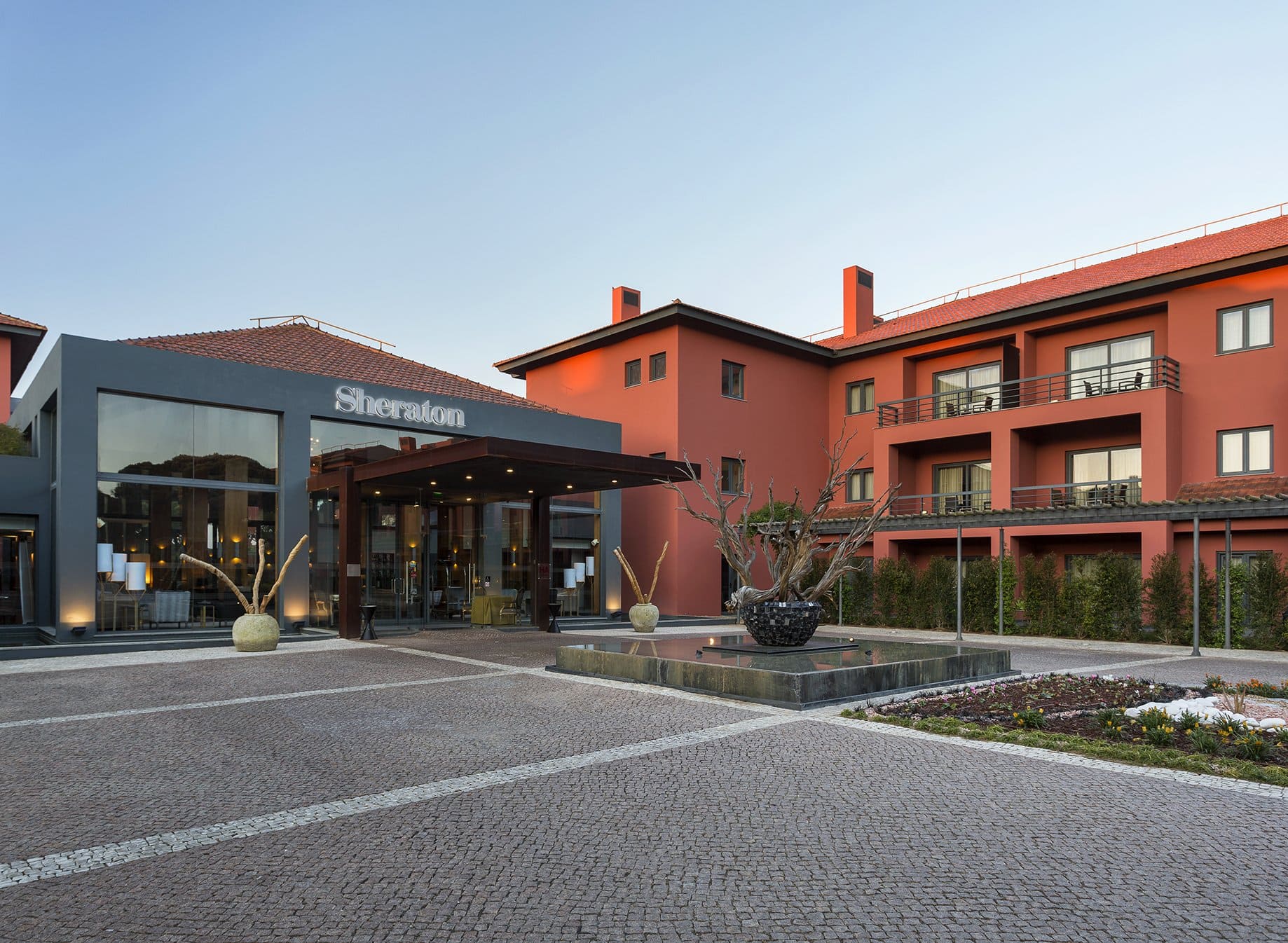 Golfurlaub in Lissabon-Sheraton-Cascais-Hotel-Eingang-Maximum-Golfreisen