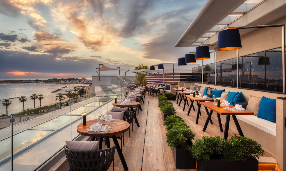 Die Terrasse in Hotel Amavi mit Meerblick in Mittelmeer Insel Zypern-Maximum Golfreisen