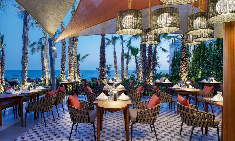 Das Restraurant sowie zypriotisch-griechisches Essen in Hotel Amavi-Maximum Golfreisen