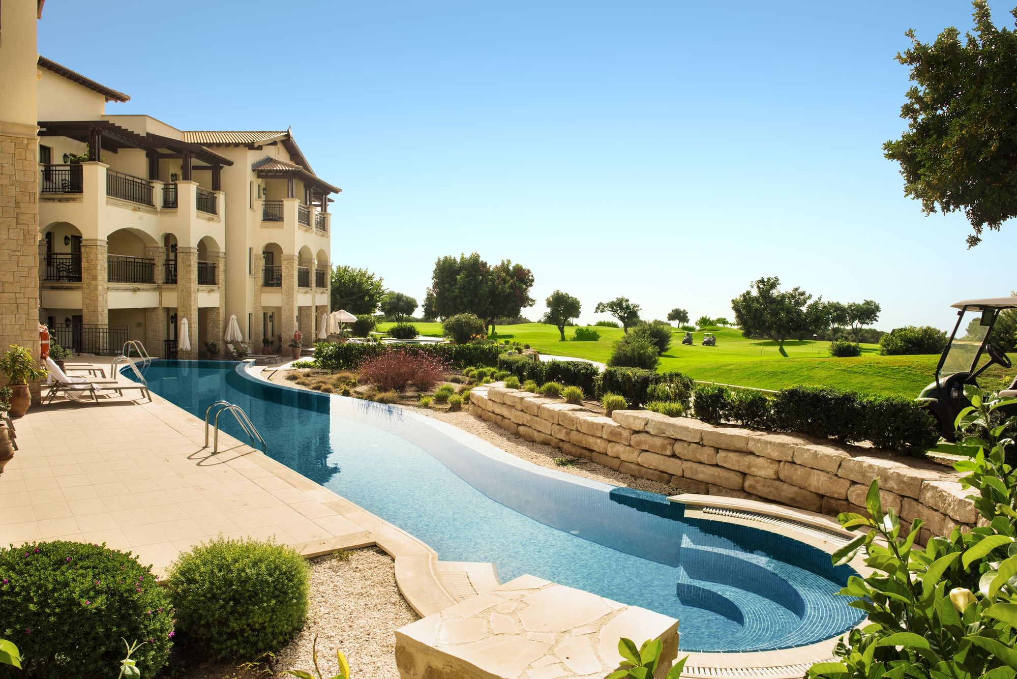 Das Hotel und das Pool von Aphrodite Hills Hotel-Maximum Golfreisen