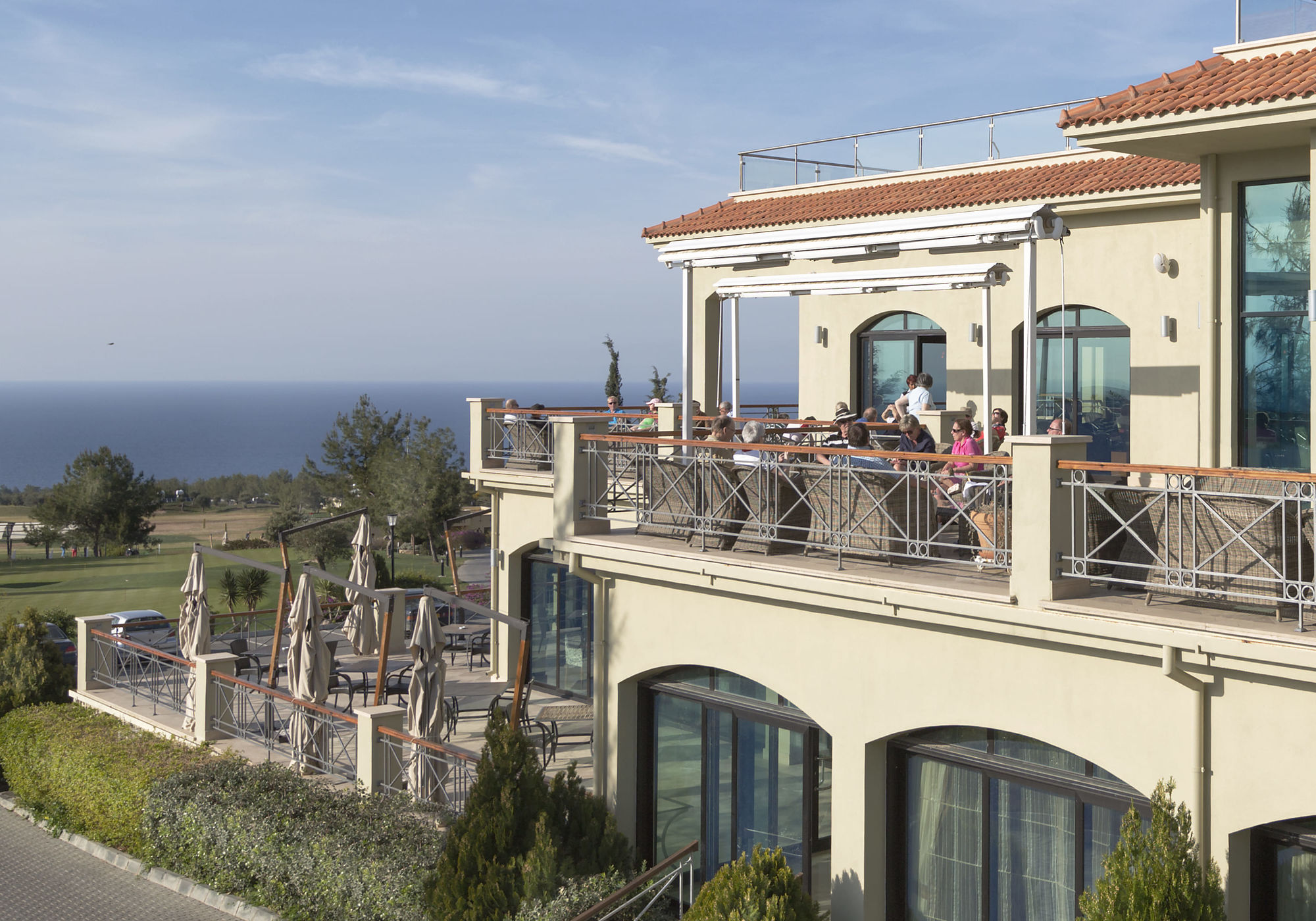 Golfreise Bilder nach Nord-Zypern-Korineum-Terasse mit Menschen