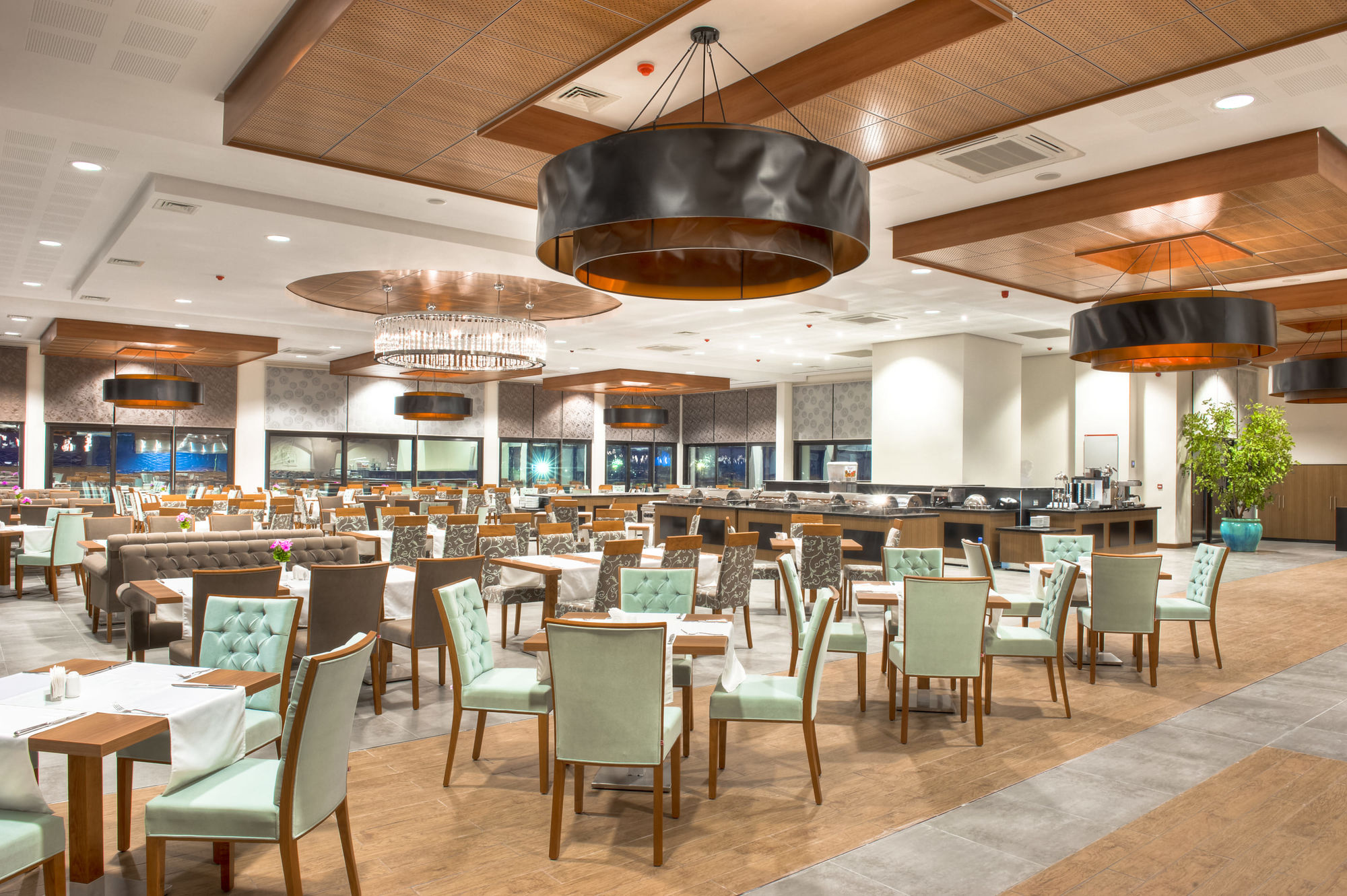 Golfreise Bilder nach Nord-Zypern-Korineum-Restaurant mit Tischen und Sesseln