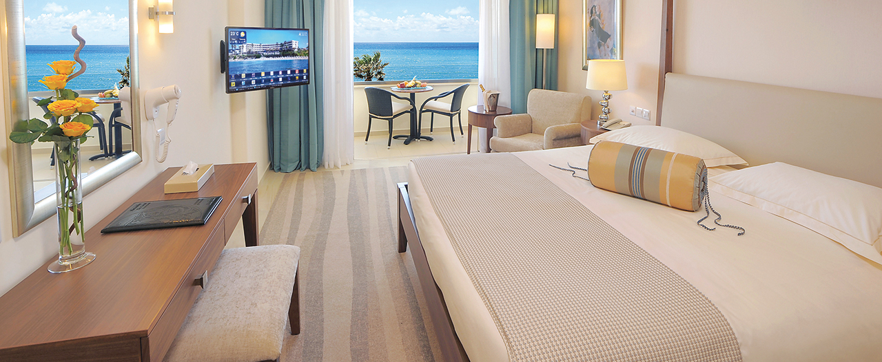 Moderne Zimmer mit Meerblick in Alexander The Great Beach Hotel-Maximum Golfreisen