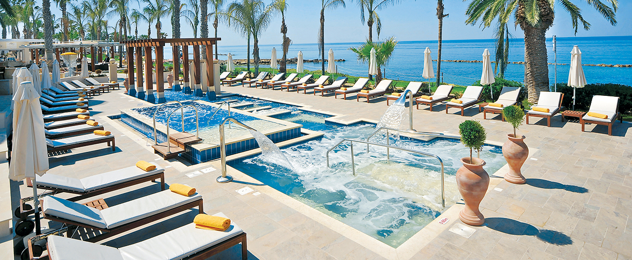 Pool-Landschaft von Alexander The Great Beach Hotel in Paphos-Maximum Golfreisen