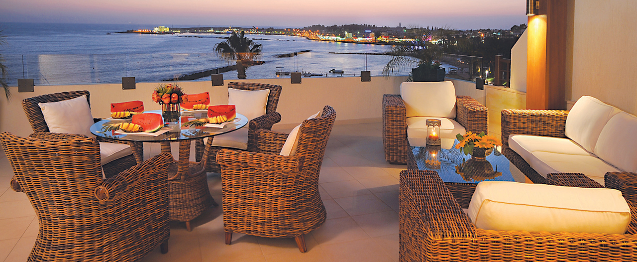 Die Terrasse mit gemütlichen Sitzgarnituren in Alexander The Great Beach Hotel in Paphos